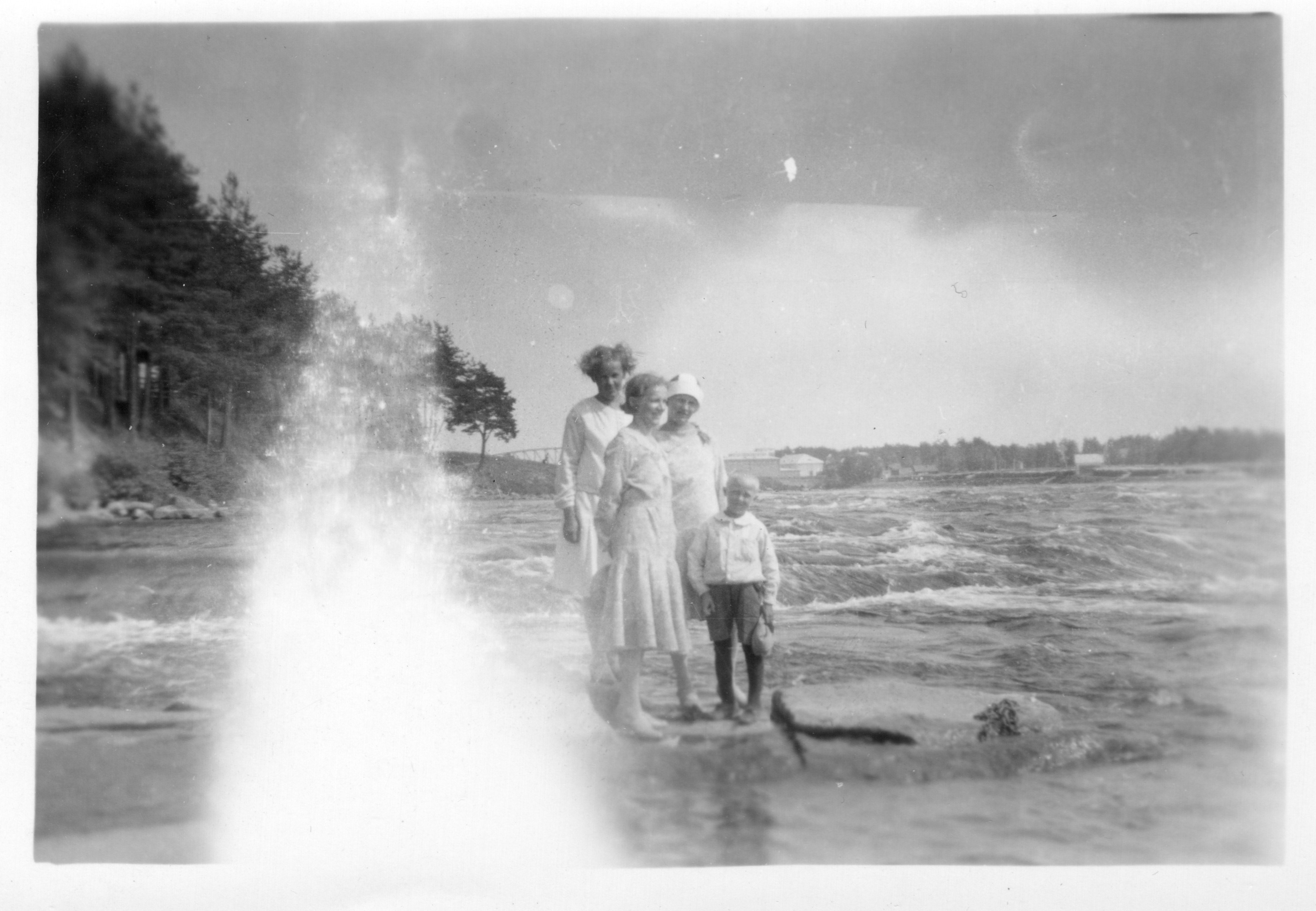 Black-and-white photograph of relatives on the shore of Merikoski in Oulu in the 1930s.